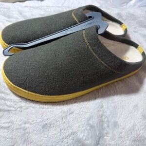 OluKai Men's‎ Hamani Hulu Slippers Mules Size 12 Green Yellow Sheep Fur Lined